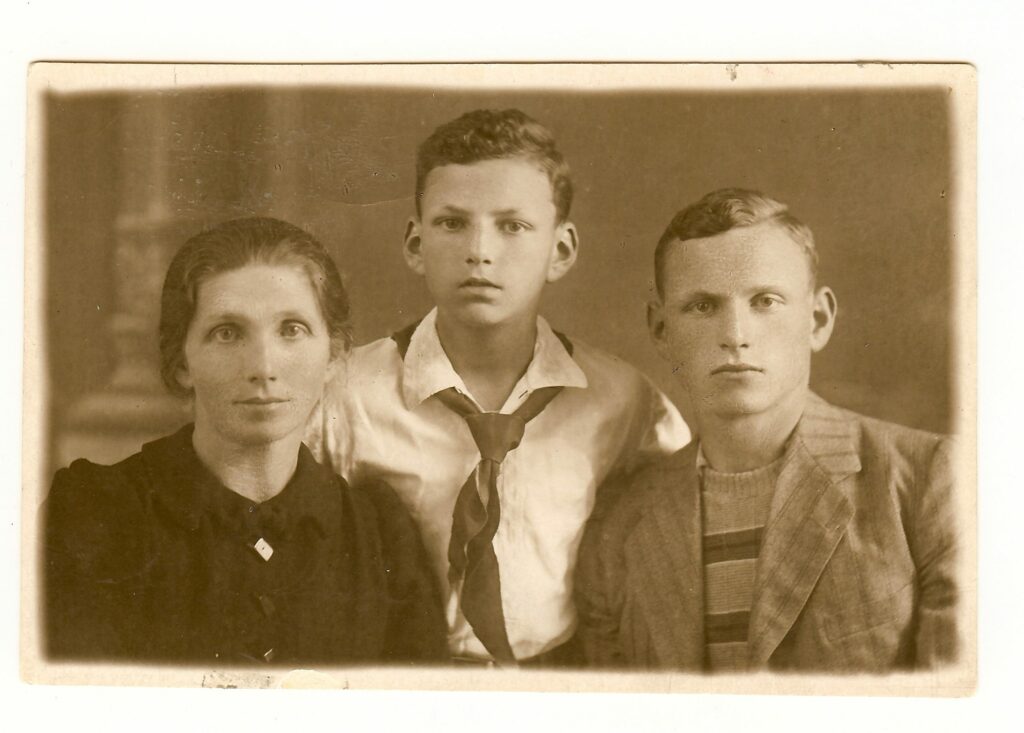 Matus Stolov (center) with his mother, Fanya, and brother, Boris, Minsk, Belarus, 1940.