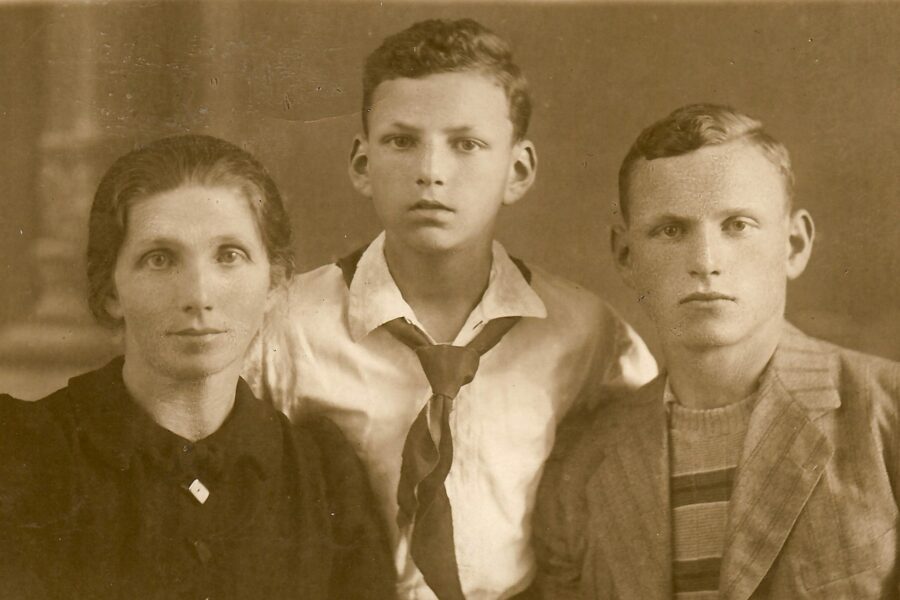 Матус Столов (у центрі) з матір'ю Фанею та братом Борисом, Мінськ, Білорусь, 1940 рік.